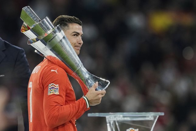 .Cristiano Ronaldo 34 trofi.